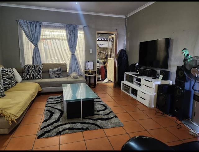 2 BEDROOM APARTMENT FOR SALE IN RUSTENBURG CENTRAL